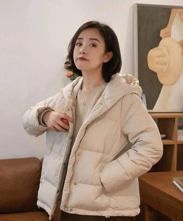 粉色 中年女人不想有“阿姨味”，羽绒服颜色要“5穿5不穿”，时髦减龄