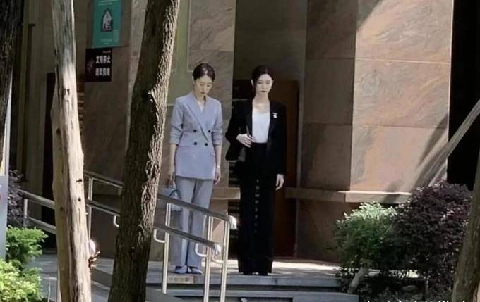 马尾 刘敏涛江疏影路透,穿西服套装优雅干练又瘦又美,完美抗住生图