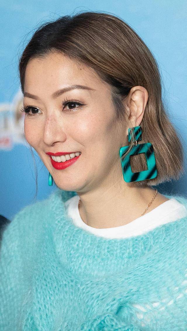 黑色 郑秀文真会穿！湖蓝色毛衣搭配黑色长裤清新简约，又美出新高度