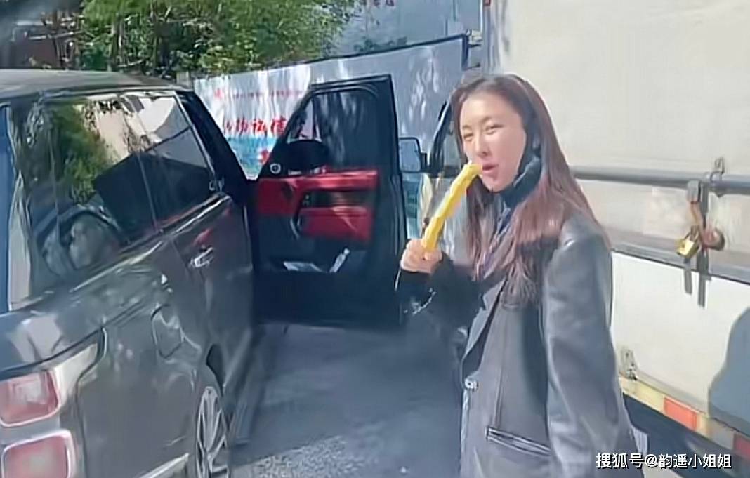 马苏|40岁马苏素颜现身路边摊，大口吃8块钱鱼粉，不戴口罩被路人无视