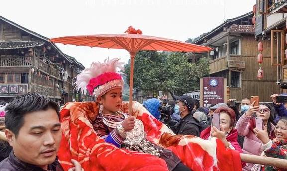 全国最大侗寨喜迎新年，万人同乐“抬官人”，欢天喜地好热闹