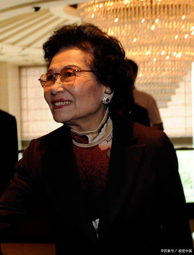 她中年丧夫,晚年丧子,现92岁仍掌舵千亿房企,身家达700亿元_邝肖卿