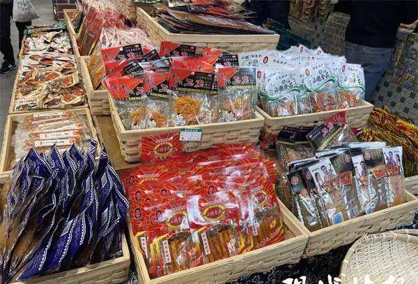 旺旺集团|左手辣条、右手干脆面,那些童年零食品牌如今怎么样了?