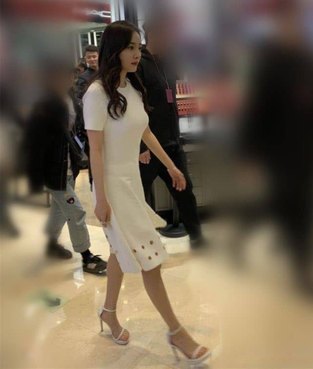 显得 这打光太可怕了,杨幂脸出油很不自然,但穿紧身裙大卷发有韵味!