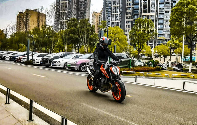 弯道手术刀 KTM 790 Duke最怂试驾——按奈不住地暴躁_搜狐汽车_搜狐网