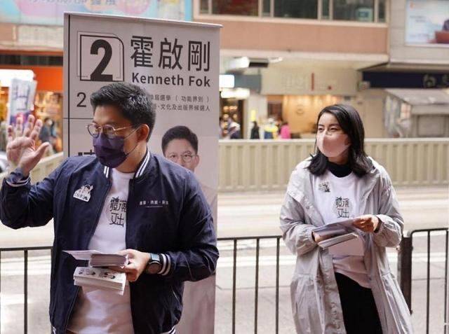 贤内助 郭晶晶真是贤内助,穿风衣为霍启刚街头拉票,低调朴素像邻家姐姐