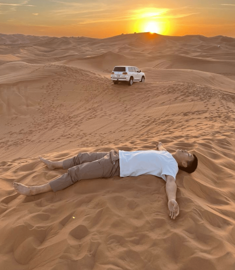 迪拜|武磊在國外“學(xué)壞”了！真會玩：把車開到沙漠，就地躺下看日落