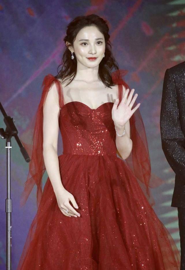 彭小苒一袭红裙妩媚灵动,衬得肤色好白嫩_礼服_红色_场合