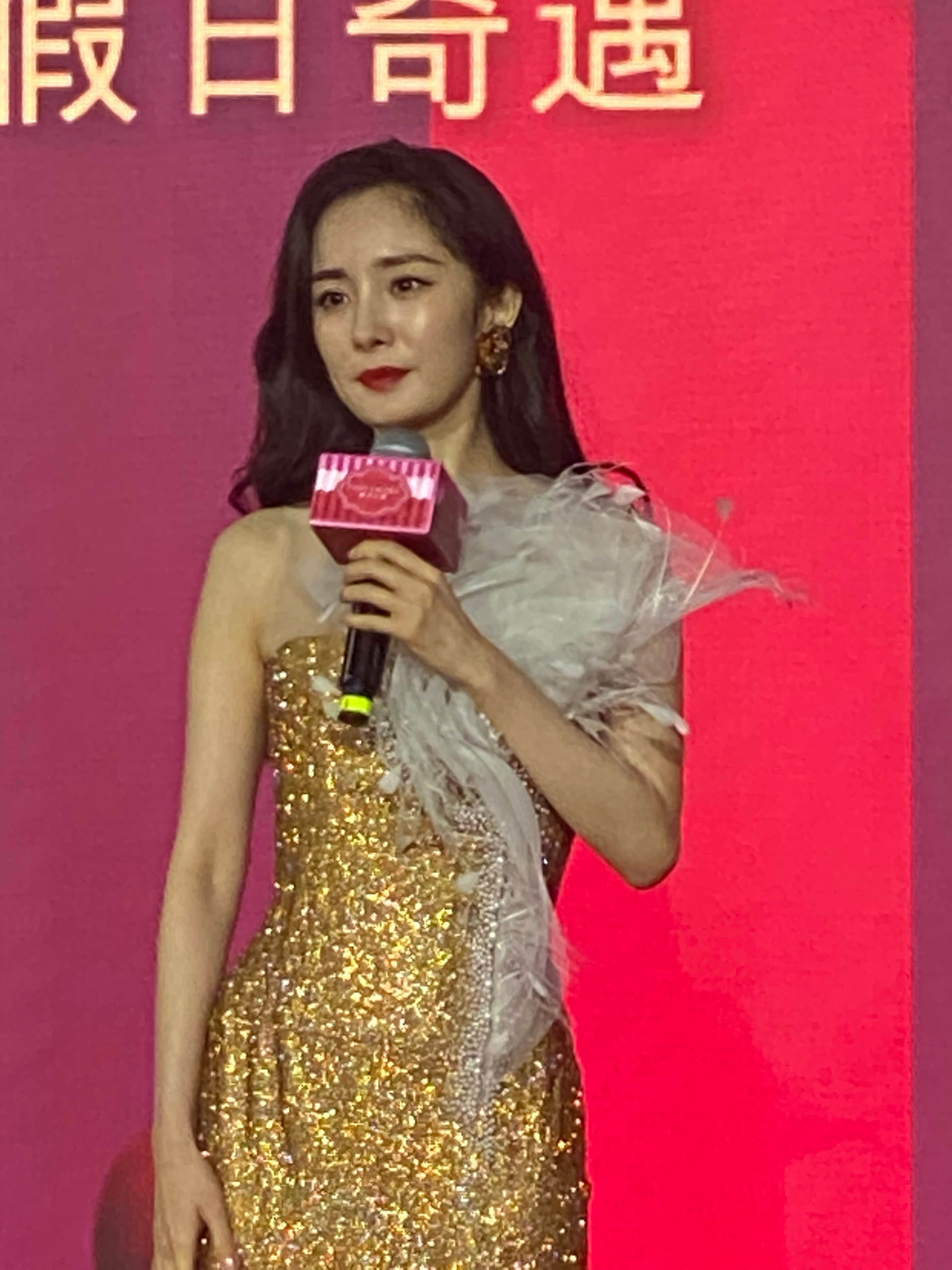 杨幂身穿高开叉长裙现身活动,步调摇曳生姿,一双大长腿若隐若现_好