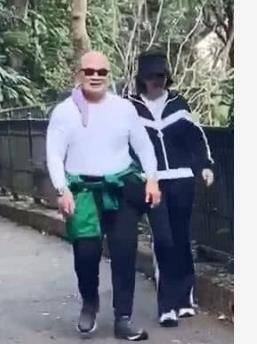 终于有新恋情 关之琳与光头胖大叔甜蜜爬山 历任男友非富即贵 照片 陈泰 太阳眼镜 终于有新恋情 关之琳与光头胖大叔甜蜜爬山 历任男友非富即贵 照片 陈泰 太阳眼镜