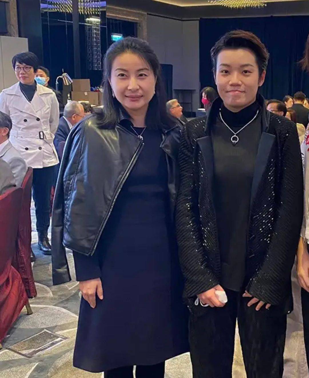 贤内助 郭晶晶真是贤内助,穿风衣为霍启刚街头拉票,低调朴素像邻家姐姐