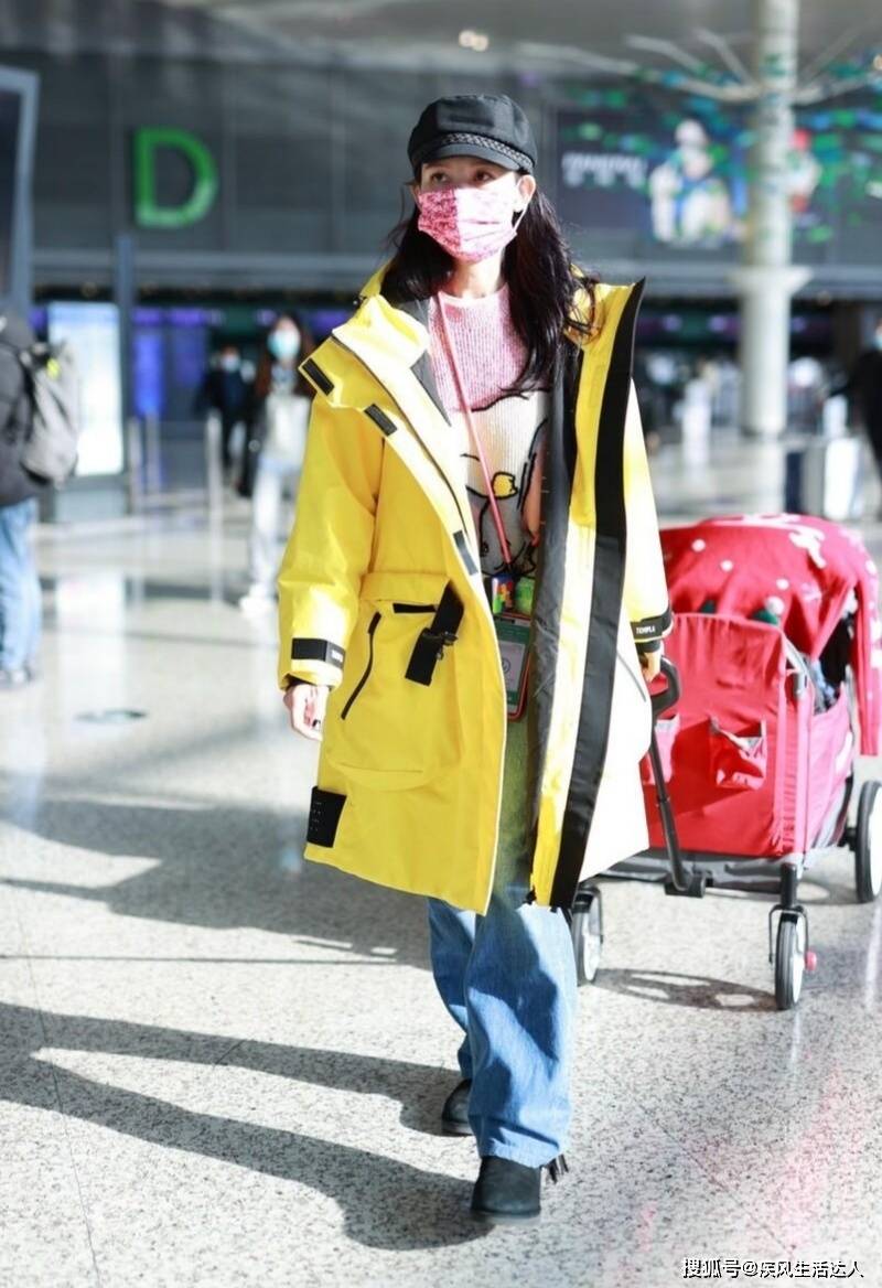 蔡少芬 蔡少芬私服显年轻，穿黄色外套＋粉色毛衣俏皮活泼，满满的少女感