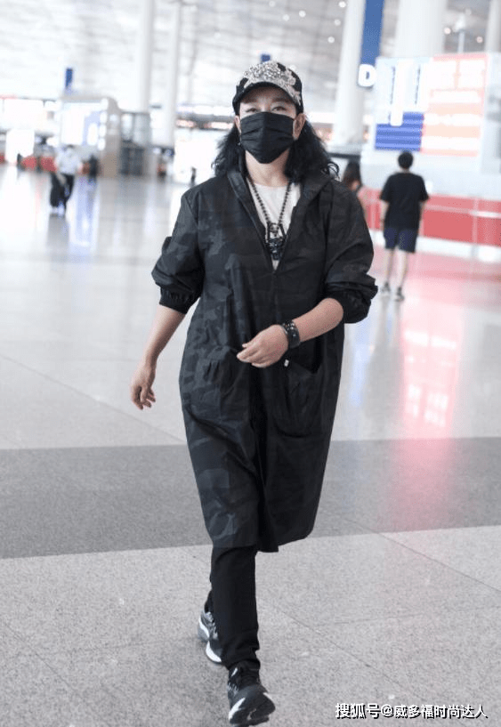 显得 蔡少芬乱穿也不会翻车，黄色冲锋衣配阔腿裤，这模特身材爱了