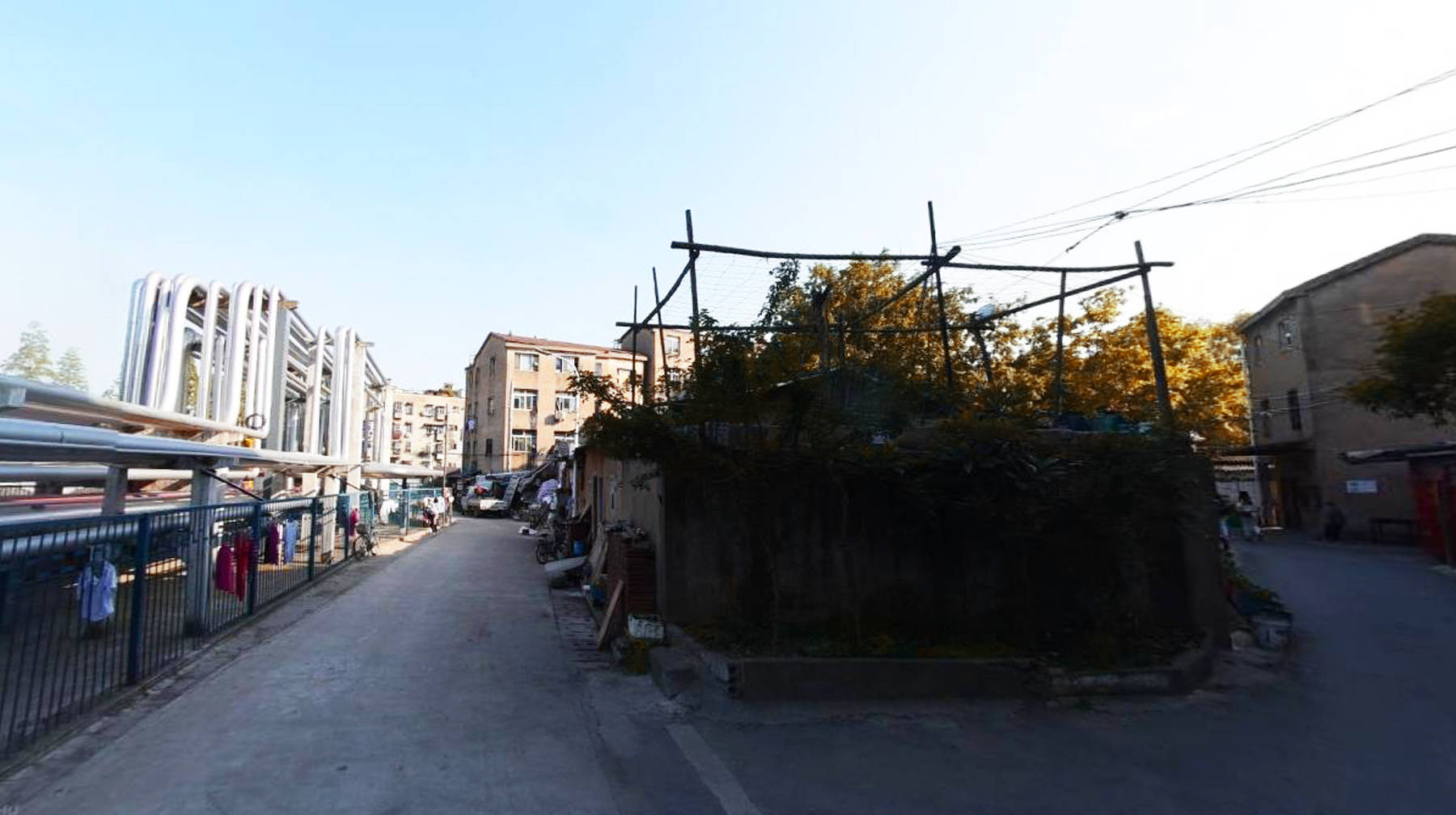 钢铁管道包围着的老巷子建在武汉青山化工区充满乡村生活气息