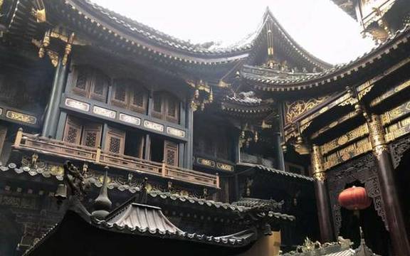 藏于重庆闹市中的寺庙，门票仅10元，《疯狂的石头》曾在此取景