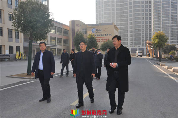 徐州市教育局领导莅临棠张镇中心中学调研工作
