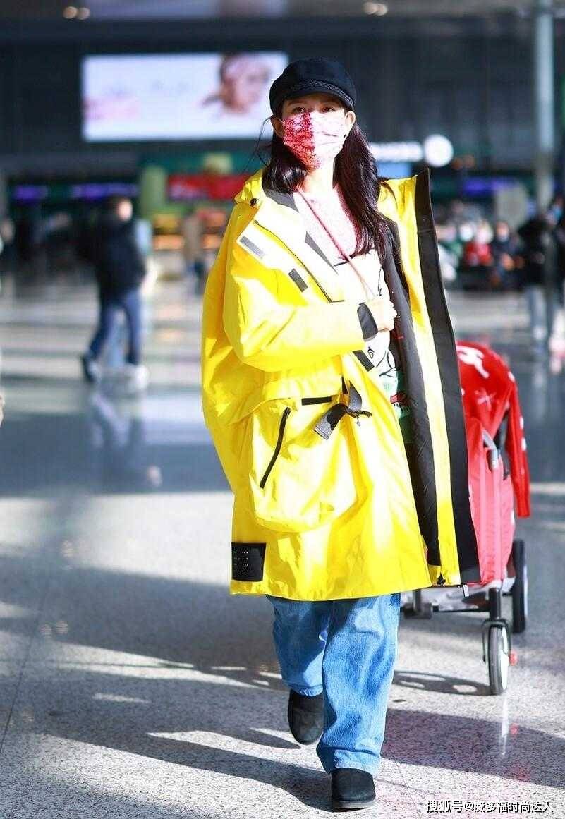显得 蔡少芬乱穿也不会翻车，黄色冲锋衣配阔腿裤，这模特身材爱了