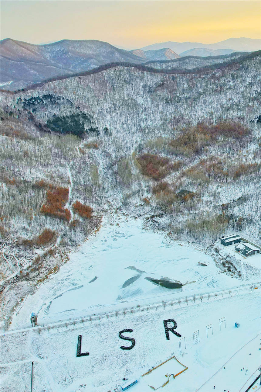 雪场|北纬43°上的黄金雪场，吉林市万科松花湖滑雪场，冬季滑雪的首选