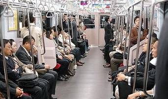 网友爆料：能在地铁里送清凉的也就是日本了！网友：日本人真会玩