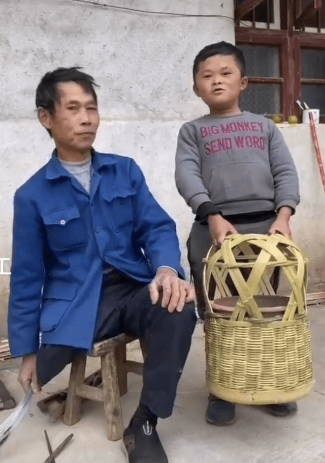 小马云范小勤近况曝光与爸爸入驻短视频靠编竹制品挣钱