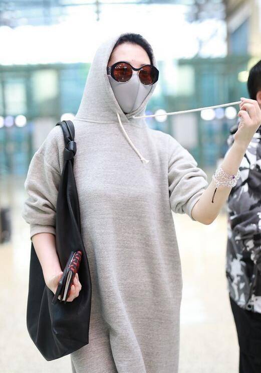 身材 许晴活成了60后骄傲,穿卫衣裙身姿仍曼妙,没生过娃就是苗条