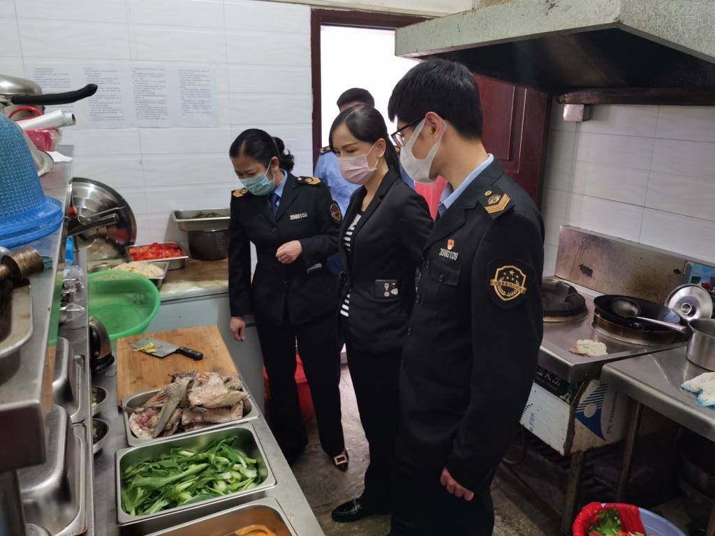 食品|中小学小卖店被责令取缔，家长有赞同有不解：校外店铺也该管管！