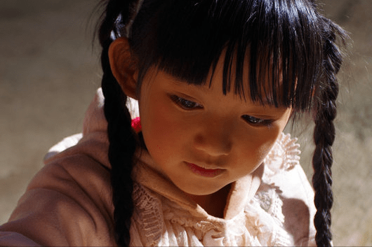 佘艳:把我埋到后坡上,不想和爸爸分开,我来过,我很乖_孩子_女孩_因为