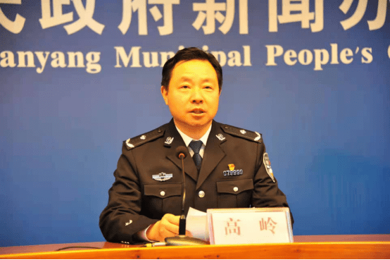 首先,请市公安局党委副书记,副局长,高岭先生作主题发布.