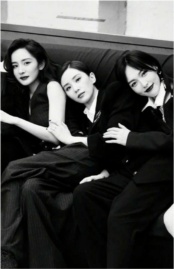 封神 杨幂新年造型惊艳曝光！穿“虎纹裙”封神太惊喜，虎年彻底开挂