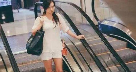 少才行 万人迷陈好外出聚餐，近照模糊穿着普通，一样挡不住她的美！