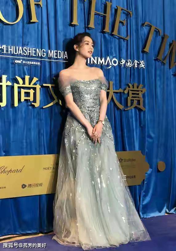 美人 “冰雪美人”刘诗诗亮相 身穿“水晶裙”秀香肩 自带优雅气质