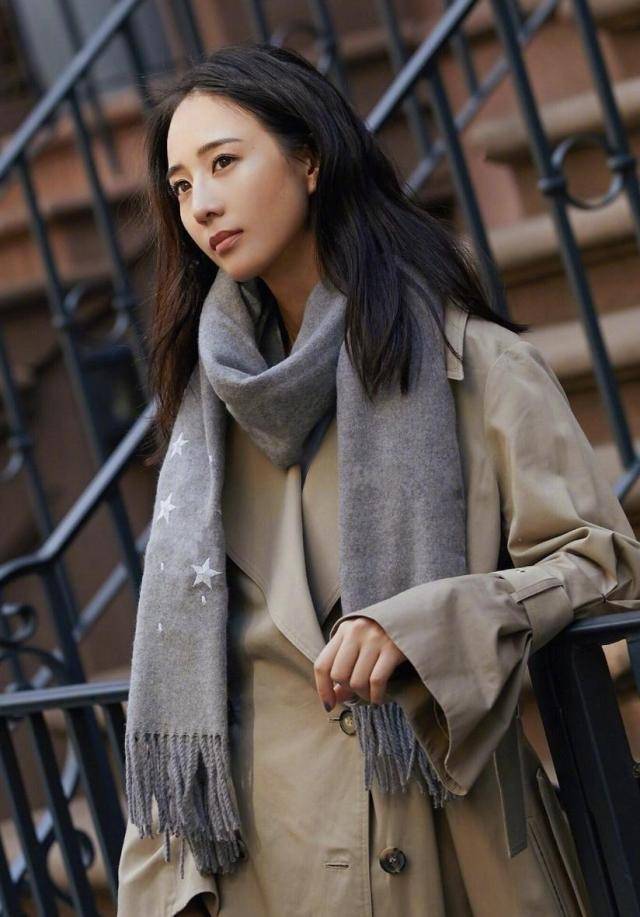 原创张钧甯气质感真好长发造型搭配杏色风衣知性简约美得清新脱俗