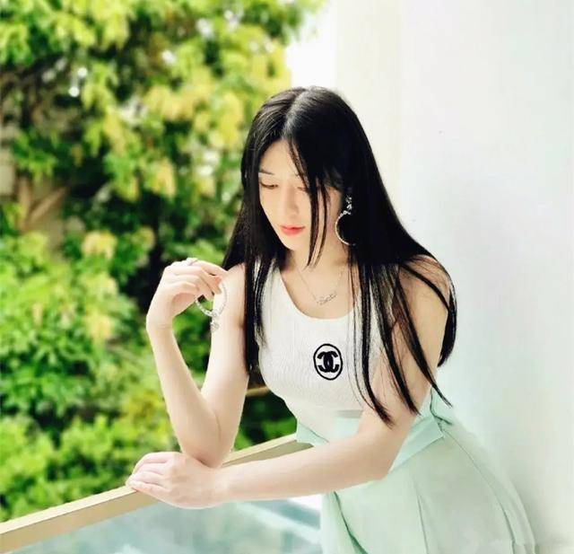 仙女 “人间芭比”汤晶媚 穿白色礼服裙如仙女 开“缝”设计显别致