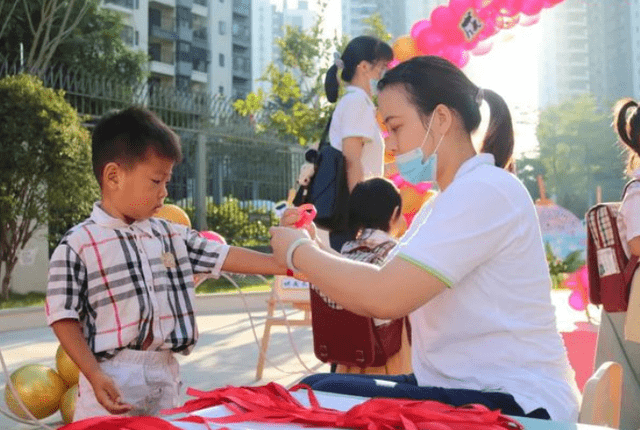 要求|孩子体检后，被要求单桌吃饭，家长愤怒将医院和幼儿园告上法庭