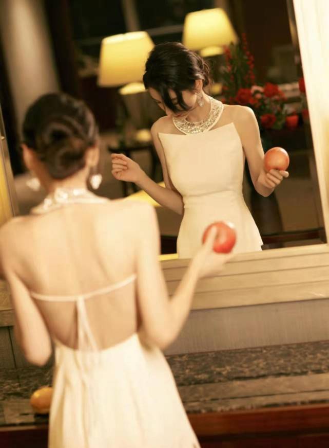 元素 Baby不愧是红毯定海神针!穿露背白裙美出新高度,颜值稳占85花榜首