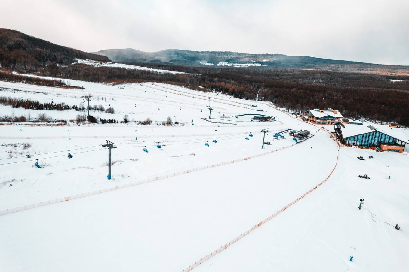 火炕|冬季在东北正确打开方式，长白山鲁能胜地滑雪UTV住火炕