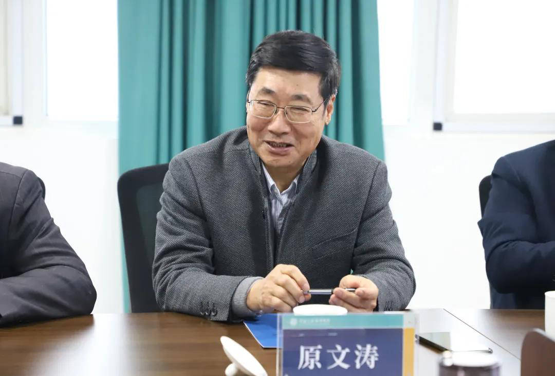 座谈会上,原文涛会长一行对学校的快速发展高度认可,并表示清华大学