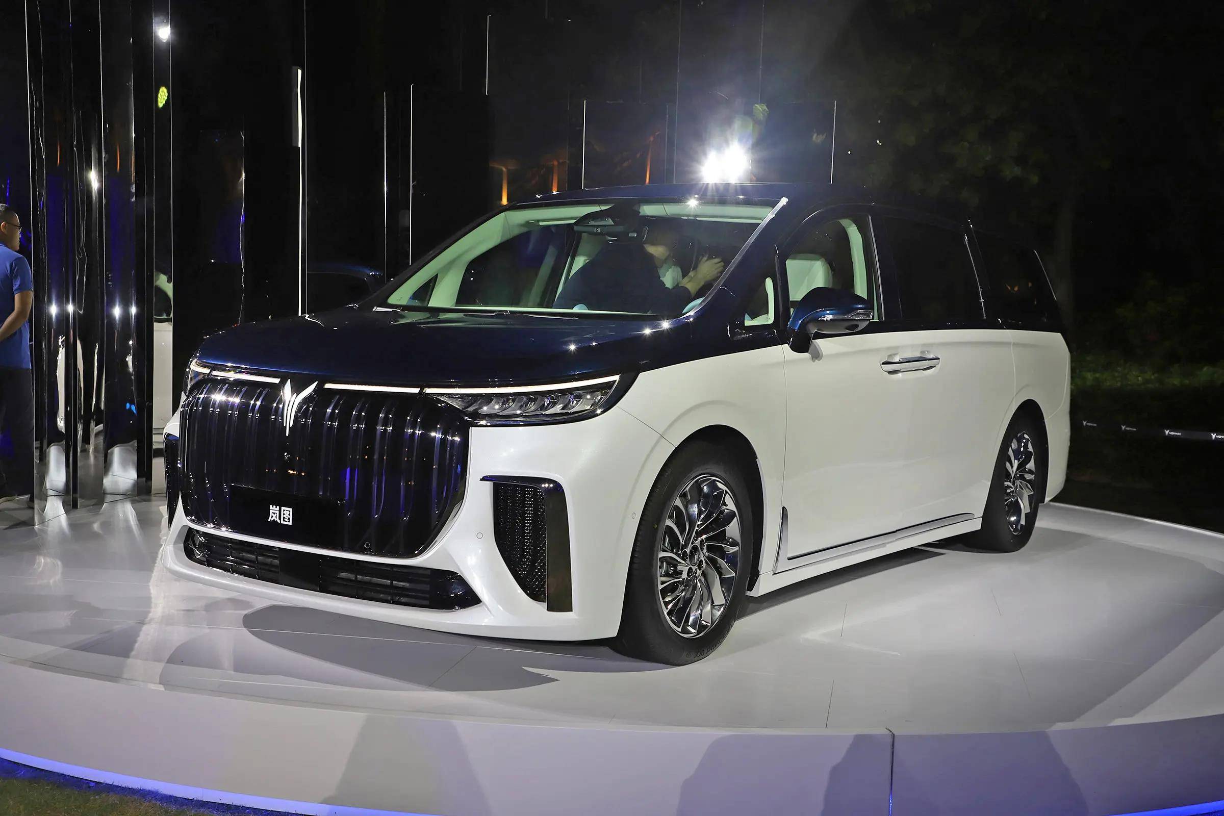 wey出mpv了疑似真车现身明年北京车展首发亮相