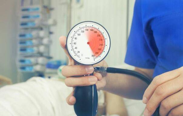 治疗|高血压不能忽视，若不控制，诱发4种并发症，造成的危害更大