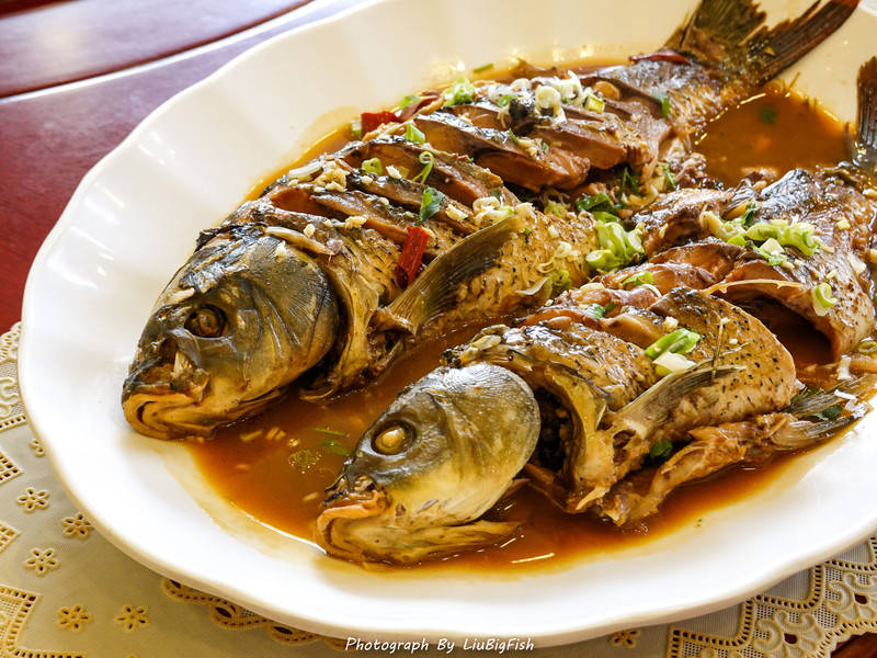 有"三花一岛,五罗十八子,七十二杂鱼"之说,松花湖鱼餐更是以野味足