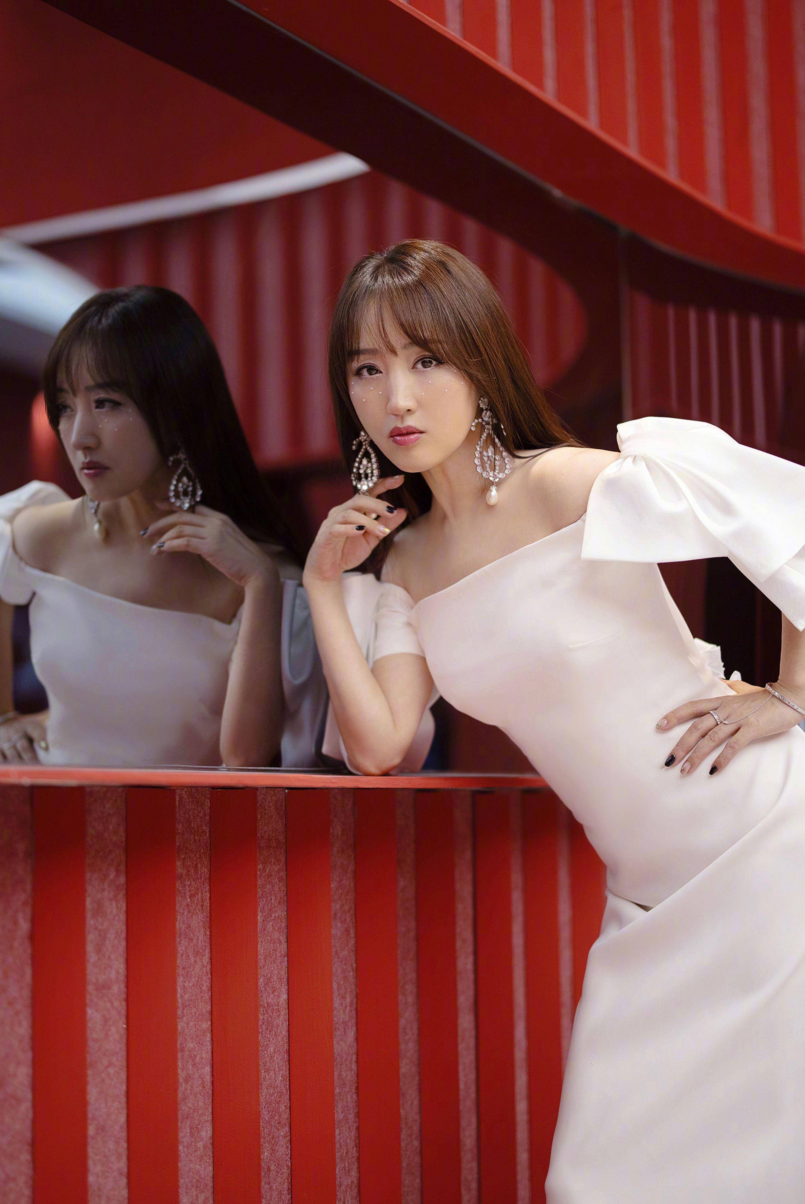 玉女掌门杨钰莹50岁一点都看不出,黑色上衣配粉色裙,一颗少女心_的