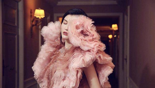 身材 何穗美成了仙女模样，穿一袭粉丝连衣裙，这身材超模女明星里罕见