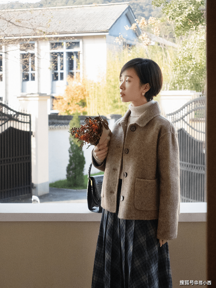 显得 简约、精致、优雅、高级,这就是“毛呢外套”穿搭的范,值得参考