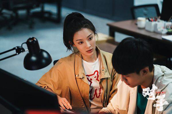 出圈|孙佳雨《对手》频频出圈 最新杂志大片演绎色彩美学