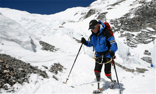 第一个登顶珠峰的双腿截肢者，只因8534米处的一件事，遭3年唾骂