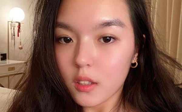 状态 李咏17岁女儿再晒近照，浓眉大眼皮肤状态好，腰部纹身让人感动