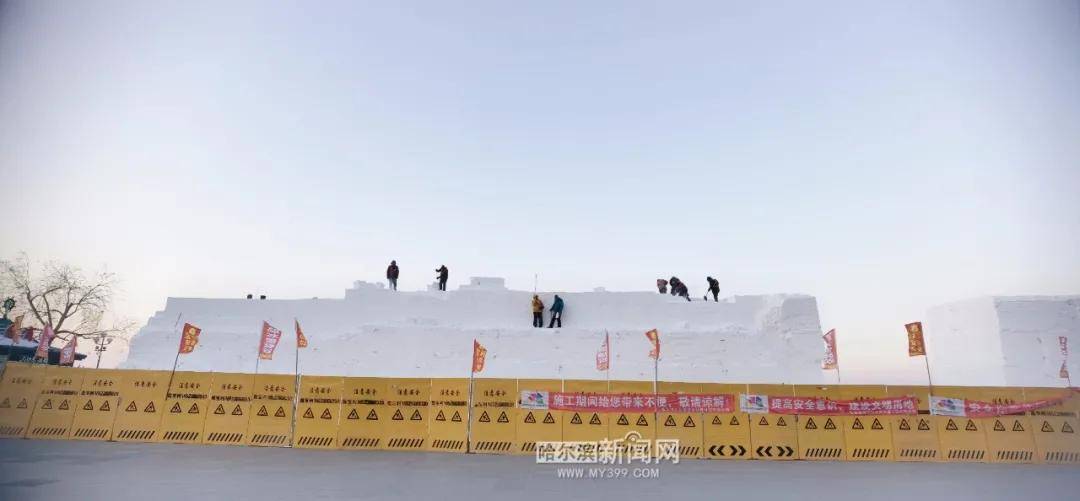 娱乐|正门巨型雪雕开始雕塑｜第四届哈尔滨松花江冰雪嘉年华火热建设中