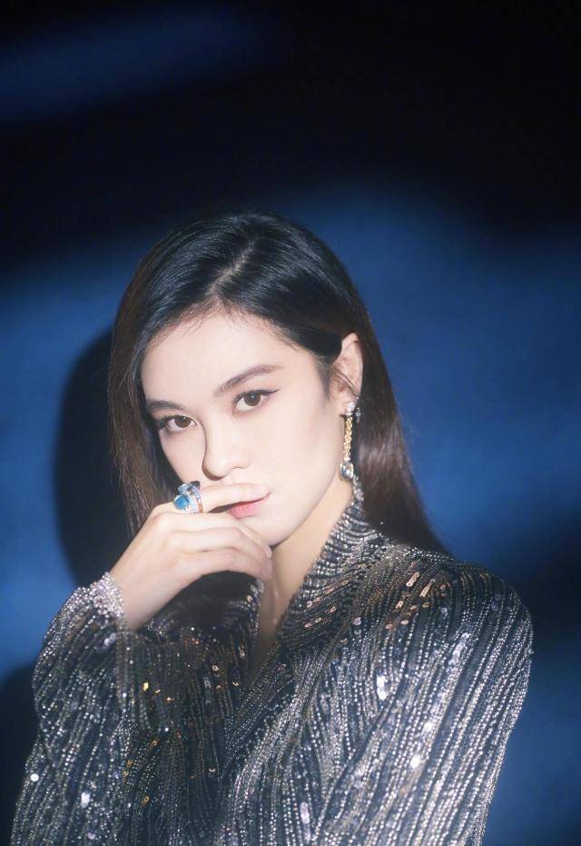 因为 郁可唯越来越有女人味，长头发搭配亮片西服，大长腿实力太吸睛