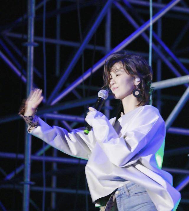 因为 郁可唯越来越有女人味，长头发搭配亮片西服，大长腿实力太吸睛