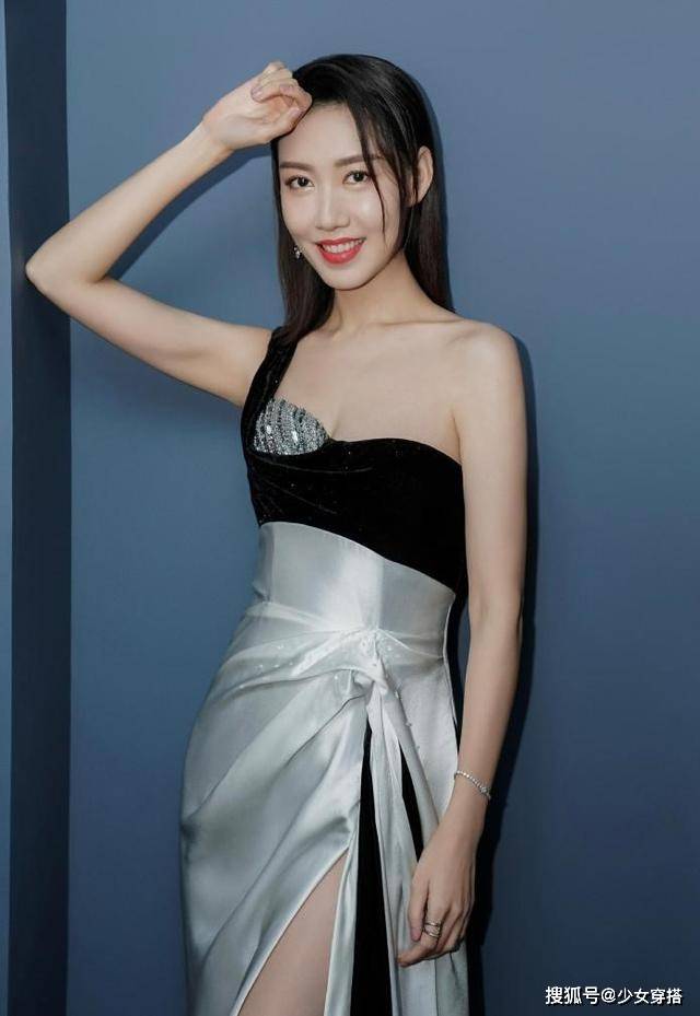 高露真会穿,一身浅蓝色连衣裙干净纯洁有女人味,实在是太减龄了_感觉